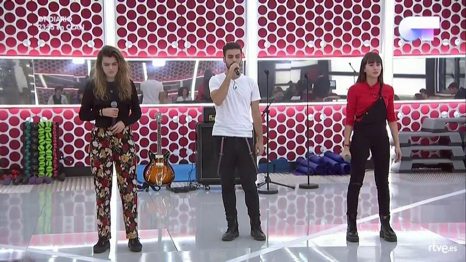 Operación Triunfo - Agoney, Amaia y Aitana cantan 'Lucha de gigantes' en el primer pase de micros