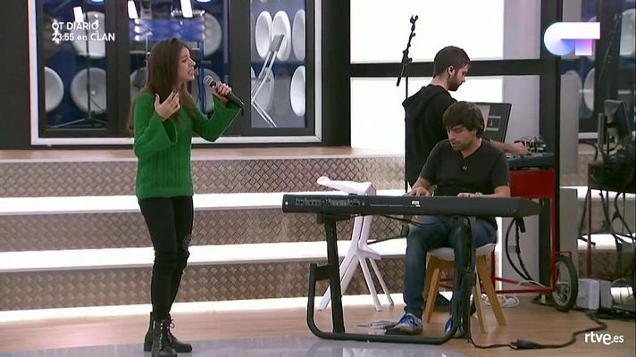 Ana Guerra canta 'Por debajo de la mesa' en el primer pase