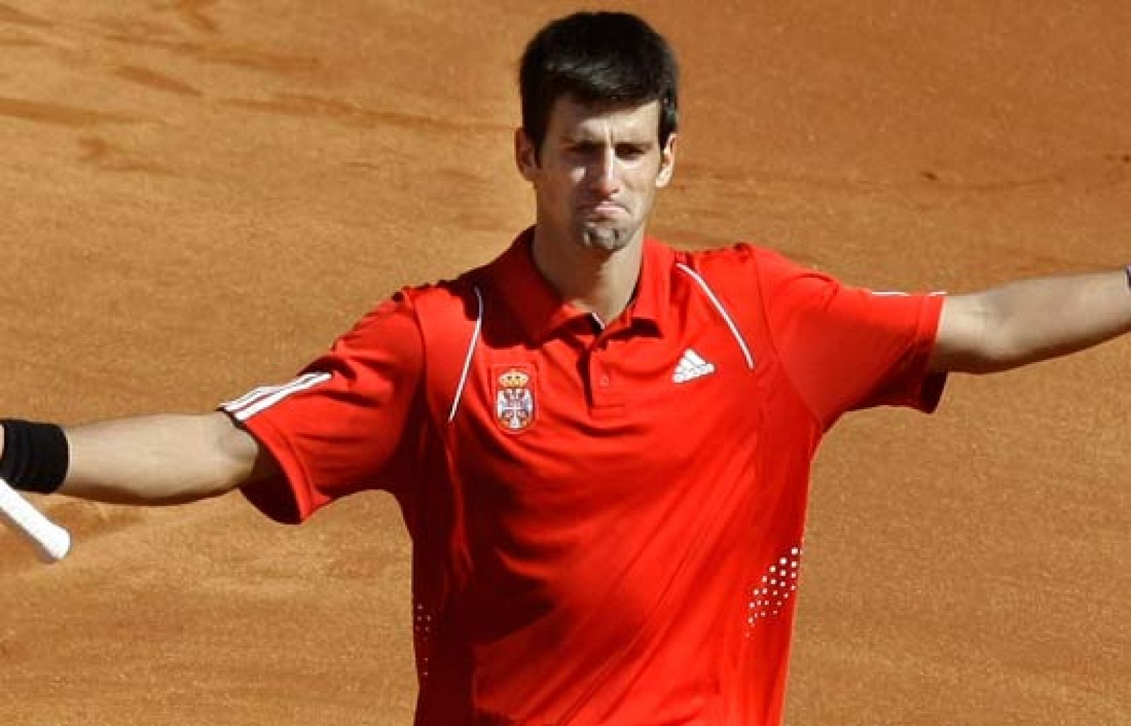 El tenista serbio Novak Djokovic se ha bajado los pantalones, literalmente, ante Rafa Nadal.