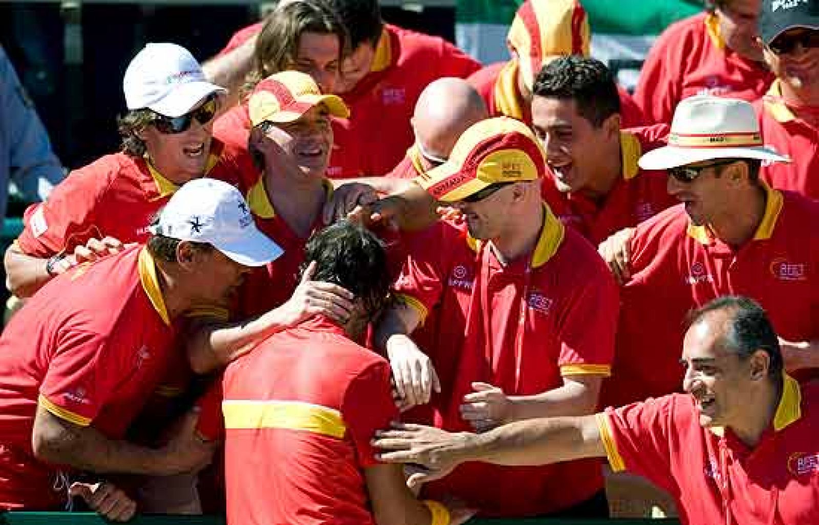 "Gracias por ser español", es la canción que canta el equipo español de Copa Davis a Rafa Nadal. Lo han hecho también cuando el mallorquín ha ganado el punto decisivo ante Djokovic.