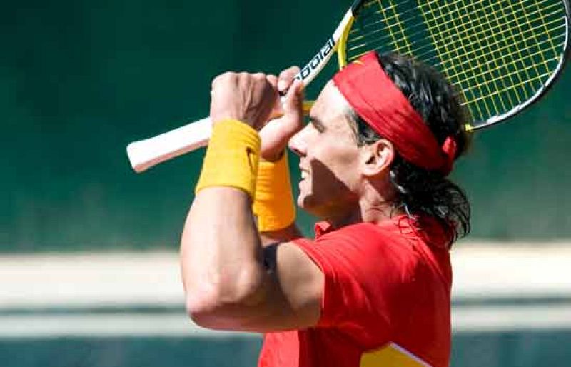 El número uno del mundo, Rafa Nadal, ha vencido a Djokovic con comodidad (6-4, 6-4 y 6-1), y le da a España el punto definitivo para pasar a los cuartos de final de la Copa Davis.