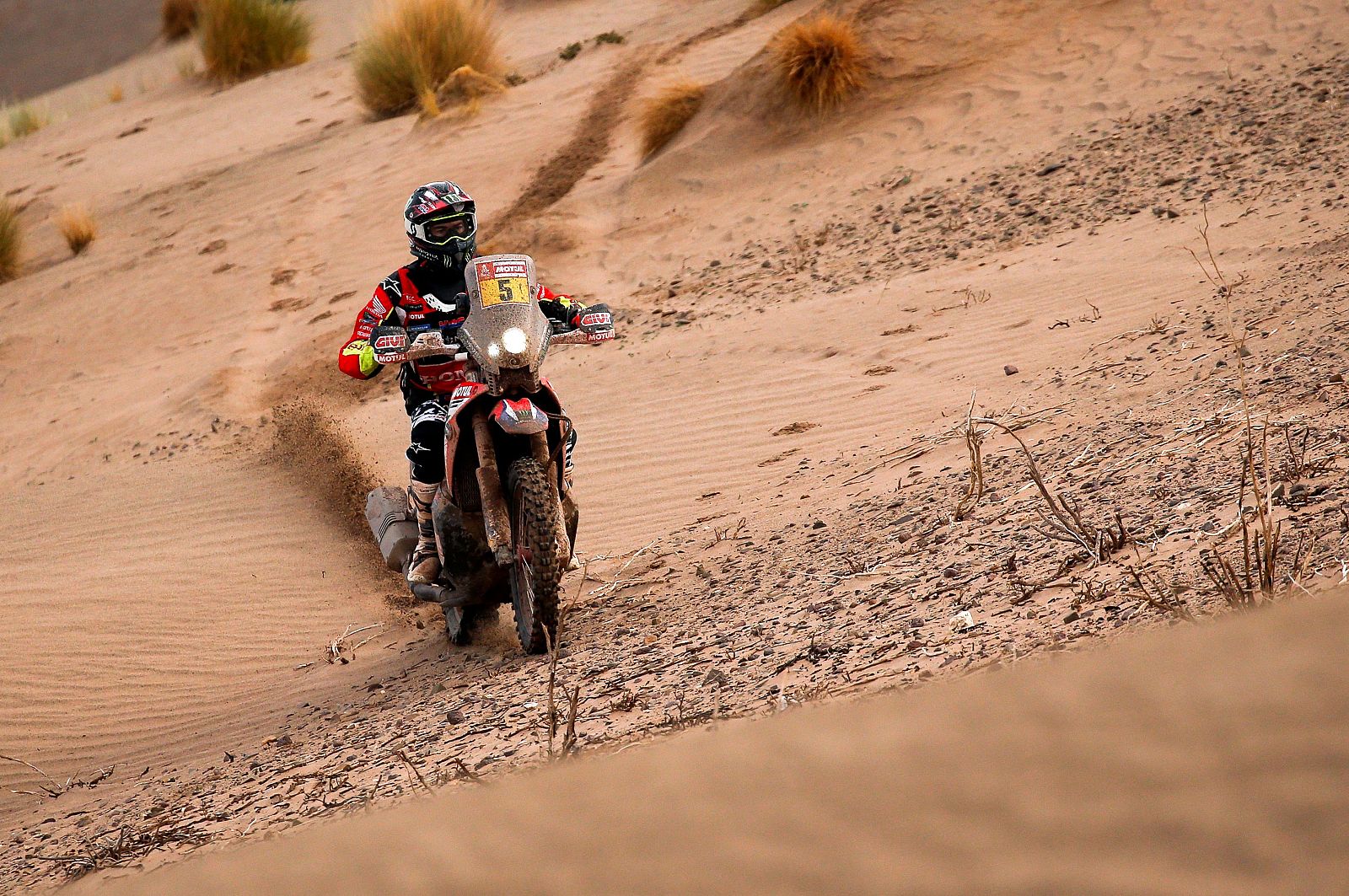 A Barreda le pasa factura la rodilla y baja al quinto puesto tras la etapa 8 | Ver
