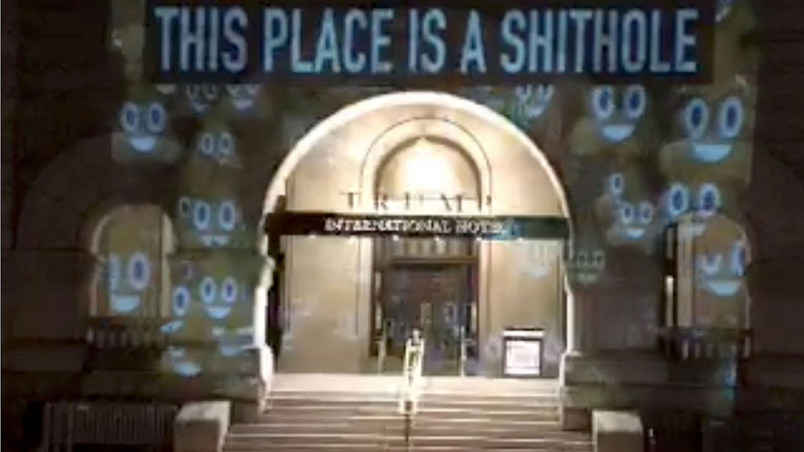 Proyección de la palabra "agujero de mierda" sobre la fachada de un hotel de Trump en Washington