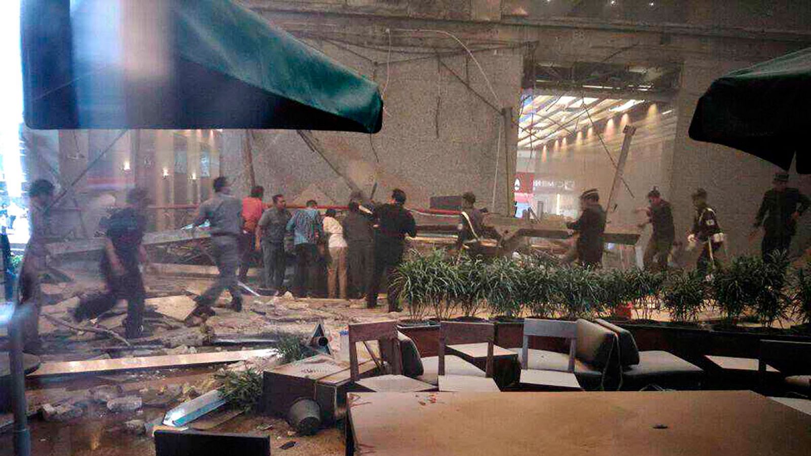 El derrumbe del techo de la Bolsa de Yakarta deja 75 heridos