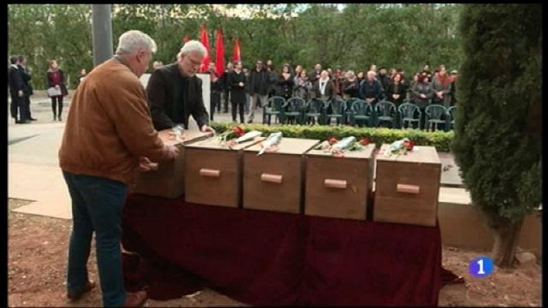  Els familiars de les 14 víctimes de la Guerra Civil recuperen les restes dels seus parents.