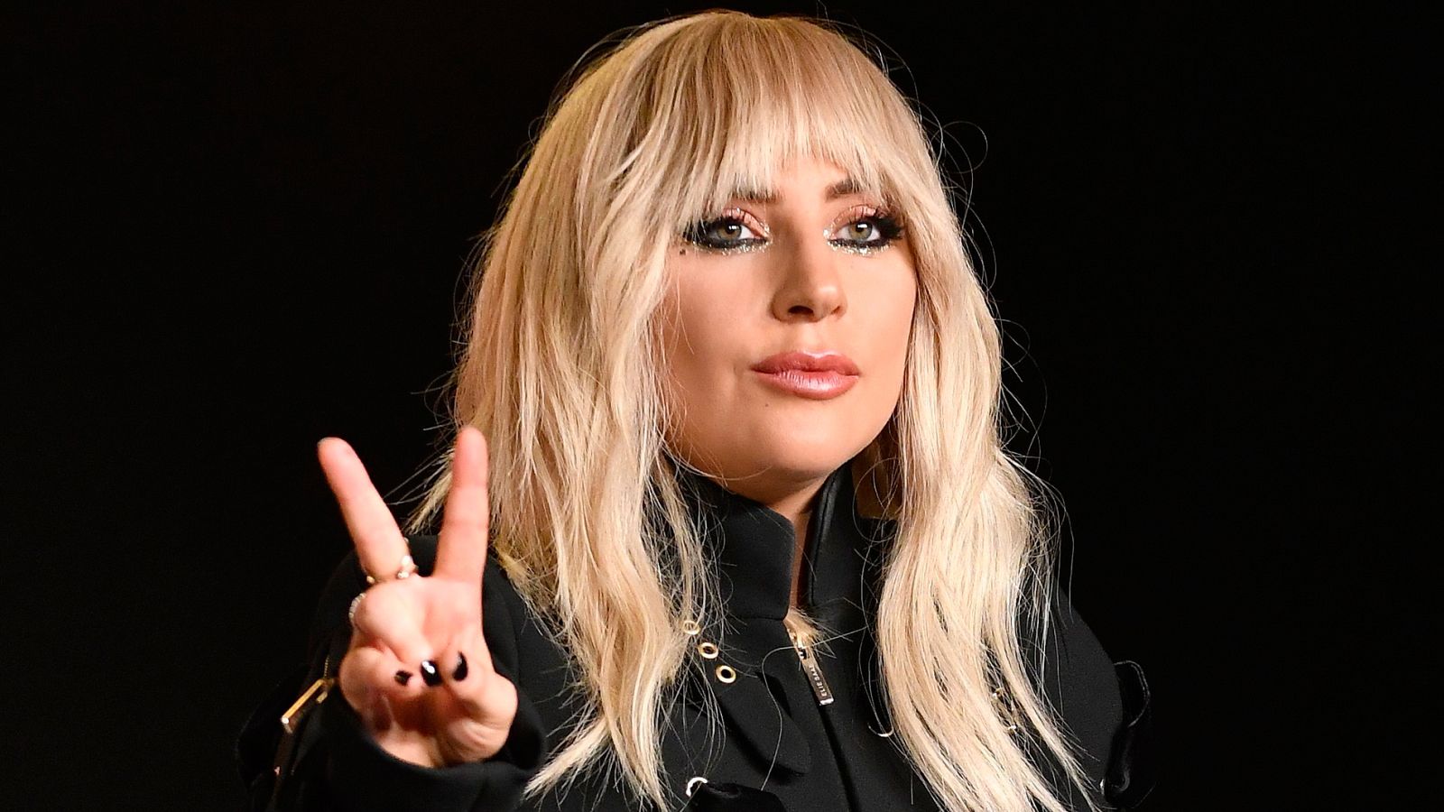 Lady Gaga ha logrado que 15.600 de sus fans se hayan rendido a sus pies la noche de este domingo en el Palau Sant Jordi de Barcelona en la apertura de su gira europea 'Joanne World Tour', a base de temas nuevos y hits de siempre, un concierto que repetirá el próximo martes y que ha estado marcado por los constantes cambios de vestuario.