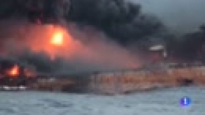 Telediario 1 - Un petrolero iraní deja una gran mancha de petróleo en aguas chinas