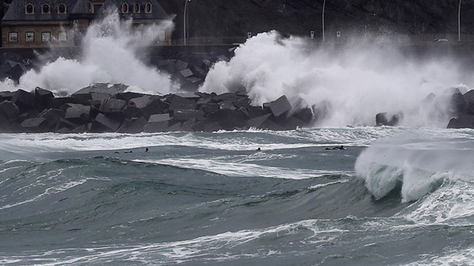 El tiempo: Lluvias persistentes y viento con rachas muy fuertes en el Cantábrico | RTVE Play