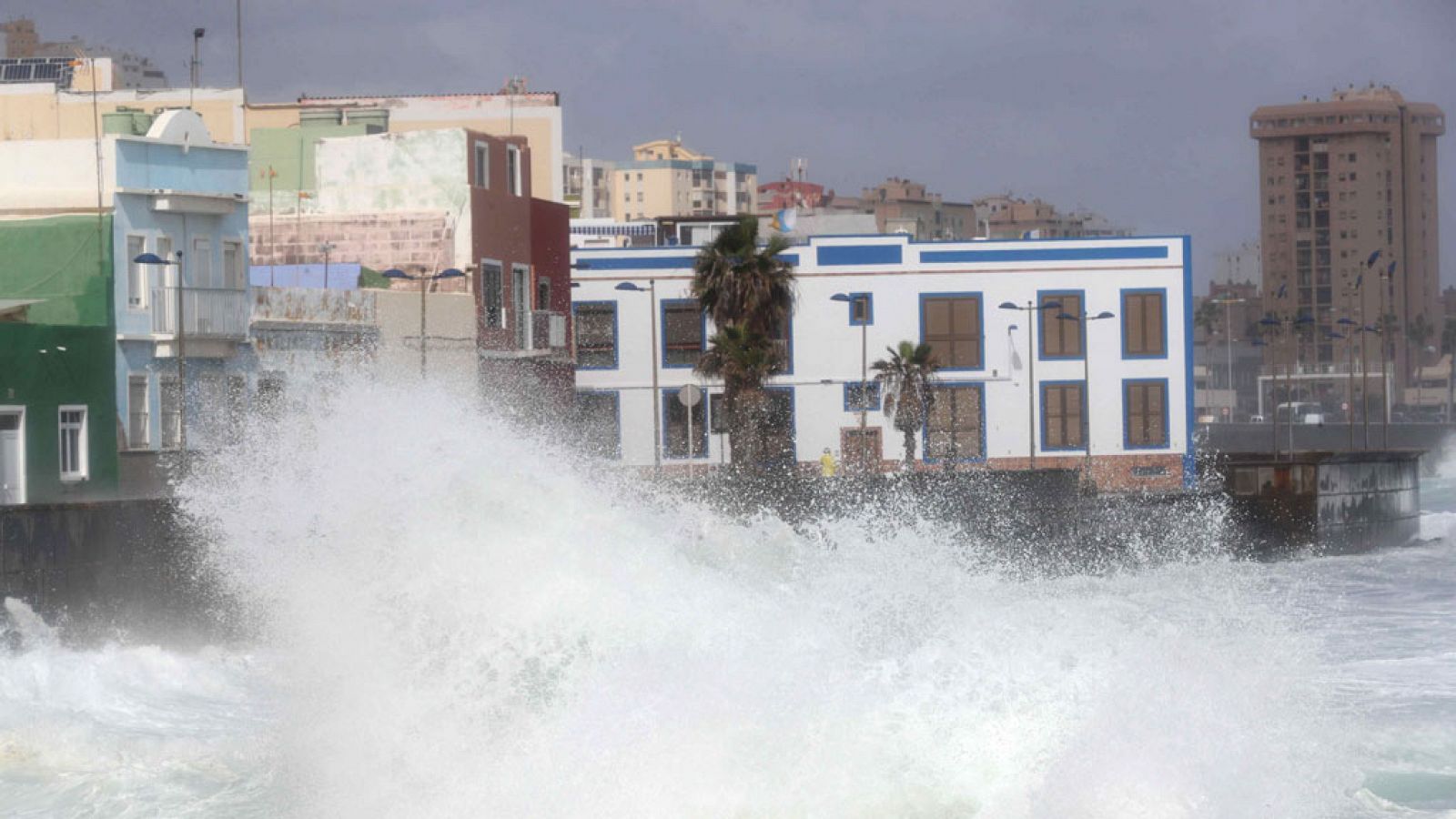 El tiempo: El temporal de mar activa la alerta roja en Galicia por olas de 9 metros | RTVE Play