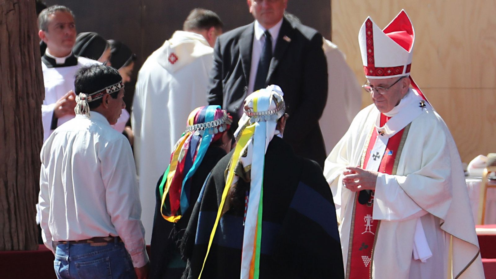 El papa insta a renegar de la violencia en la lucha por los pueblos indígenas