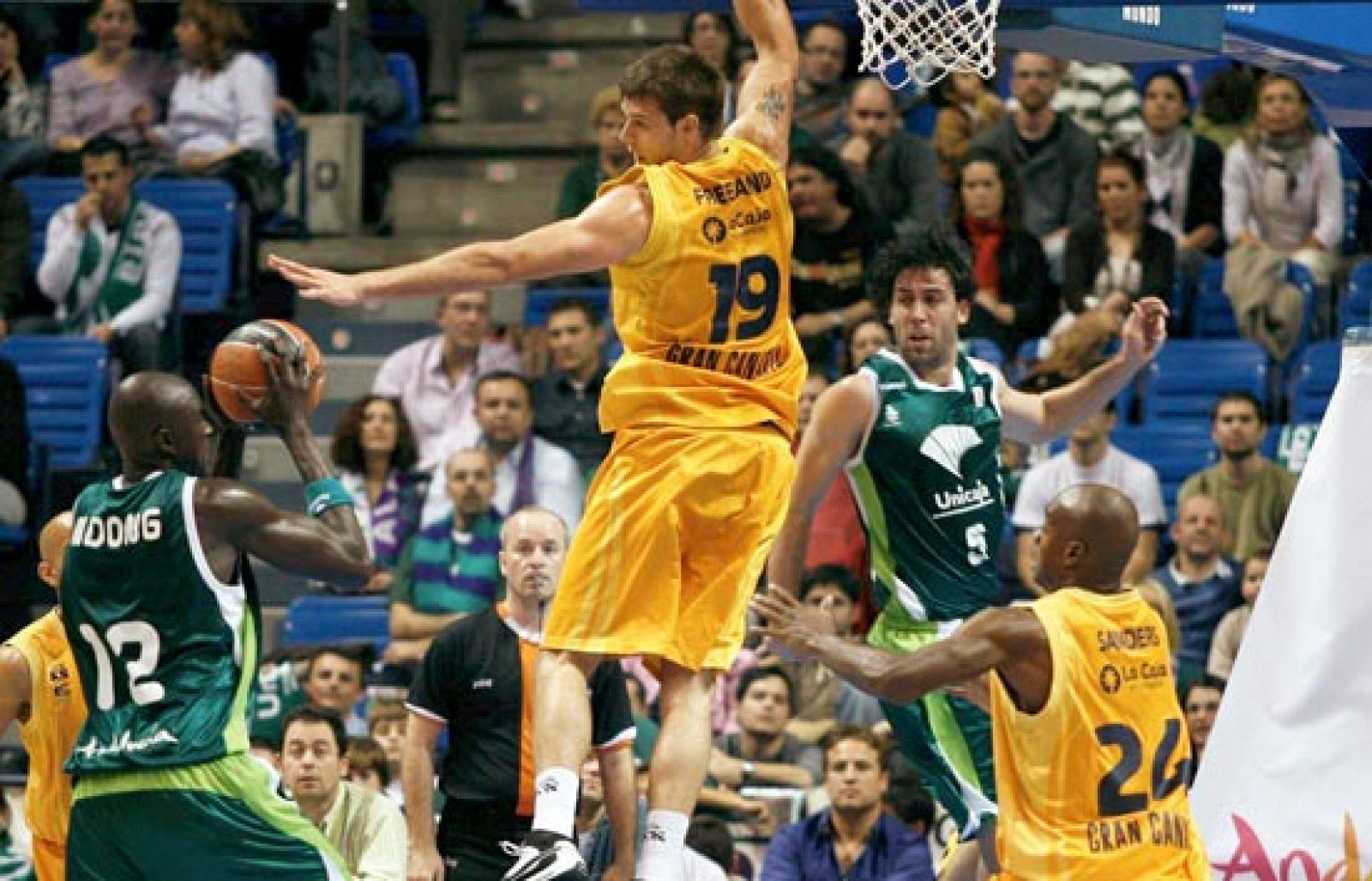 El Unicaja de Malaga se ha colocado cuarto en la Liga ACB tras lograr una importante victoria (91-78) ante el Kalise Gran Canaria en un calco de lo sucedido hace unos dEl Unicaja de Malaga se ha colocado cuarto en la Liga ACB tras lograr una importante victoria (91-78) ante el Kalise Gran Canaria en un calco de lo sucedido hace unos días en los cuartos de final de la Copa del Rey (09/03/2009). 