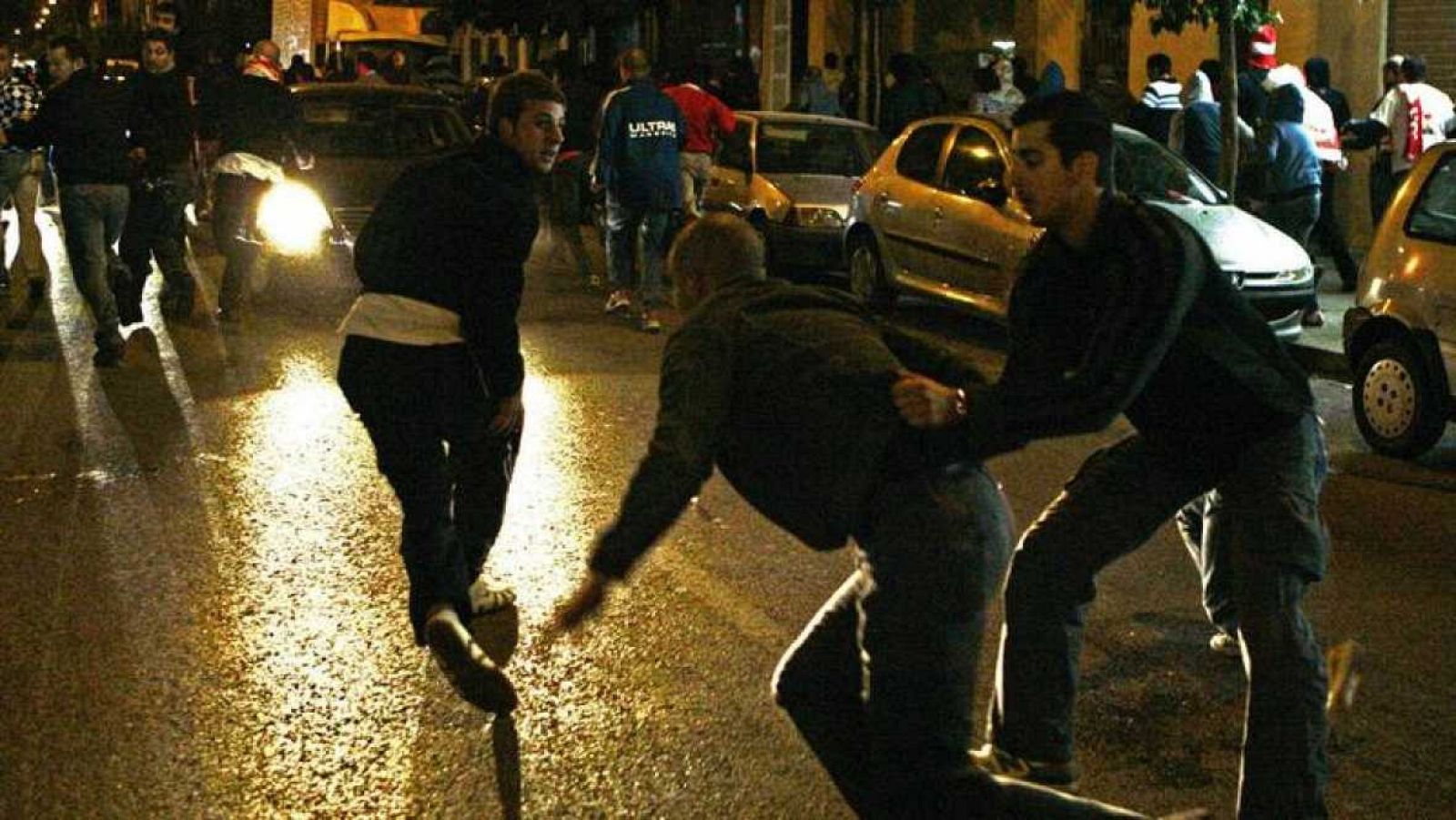 Desde hace dos temporadas, la Liga remite a la Comisión Antiviolencia después de cada jornada un escrito que recoge todas los comportamientos prohibidos y, por tanto, sancionables. Así propuso, por ejemplo, el cierre parcial del Benito Villamarín, po