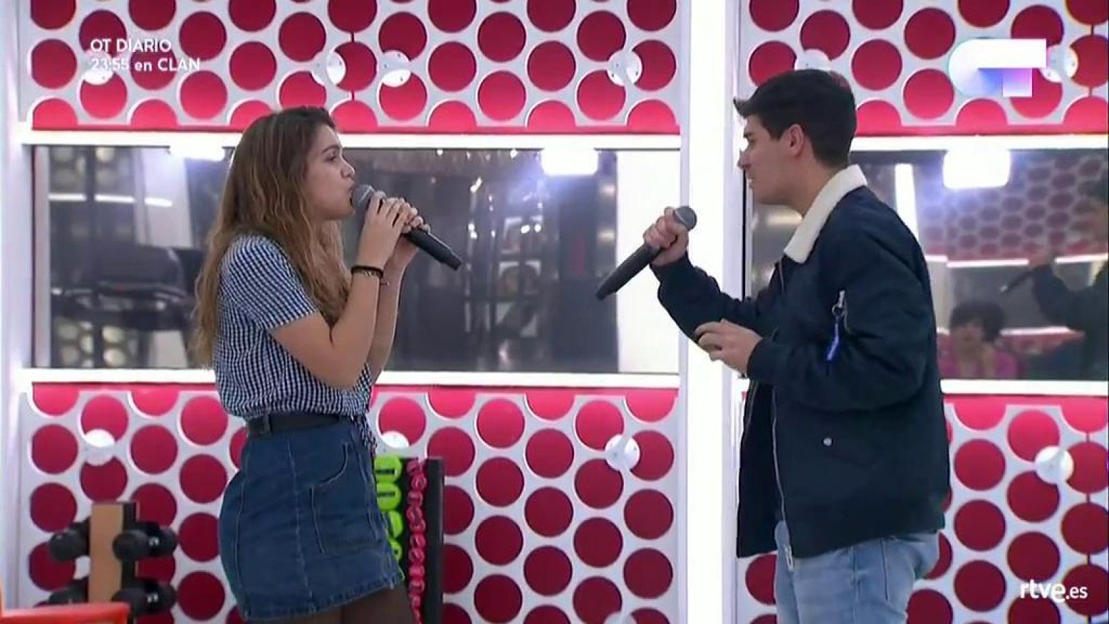 Operación Triunfo - Alfred y Amaia cantan 'I just can't stop loving you' en el primer pase de micros