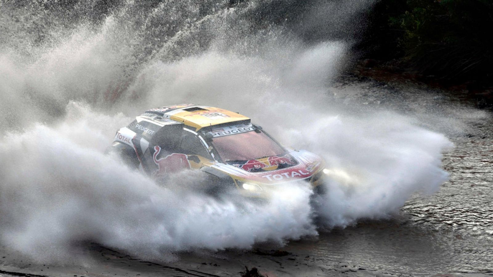 El piloto español Carlos Sainz (Peugeot), líder del Dakar en coches, conserva cerca de 45 minutos de ventaja sobre el francés Stéphane Peterhansel (Peugeot), segundo en la general, tras una etapa que se la adjudicó el catarí Nasser Al-Attiyah (Toyota