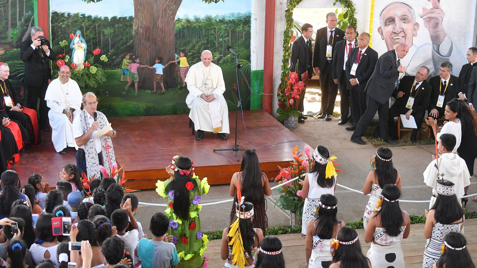 El papa denuncia en Perú "la opresión" de los indígenas de la Amazonía