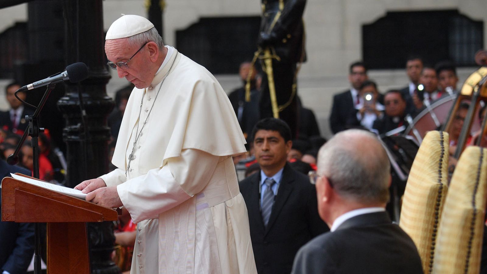 El papa Francisco denuncia la corrupción, el "virus social" que hace daño en Latinoamérica.
