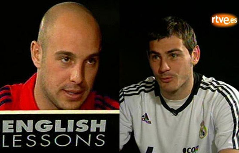 Pepe Reina enseña a Casilla inglés antes del encuentro entre el Liverpool y el Real Madrid.