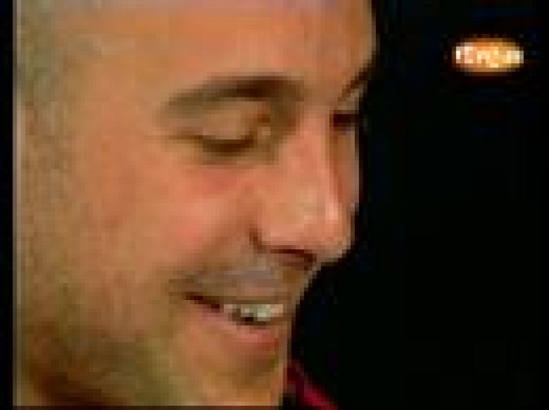 Pepe Reina enseña a Casilla inglés antes del encuentro entre el Liverpool y el Real Madrid.