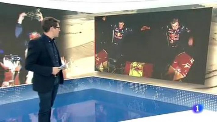 Carlos Sainz y Lucas Cruz desplegaron la bandera de España en el Dakar
