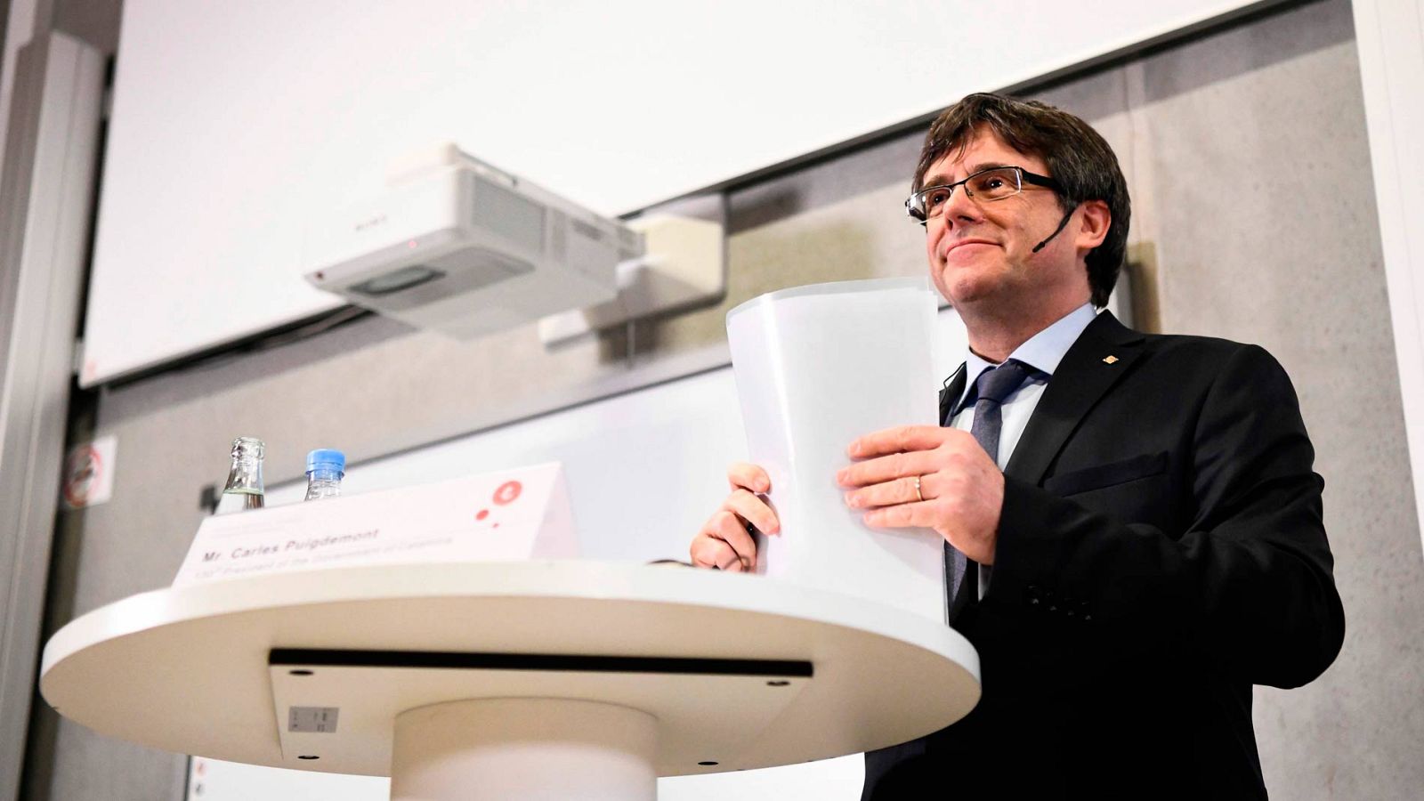 Puigdemont se enfrenta a las preguntas de una profesora danesa | Ver