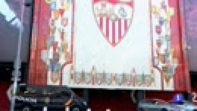 Una cámara de TVE ha estado con la Policía de Sevilla durante los trabajos de prevención antes del partido de Copa del Rey.