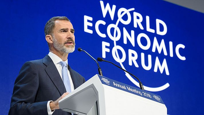 El rey se reúne en Davos con Macron y Abdalá de Jordania