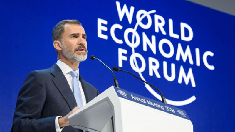 El rey Felipe VI completa su jornada en Davos con encuentros con Macron y el rey de Jordania