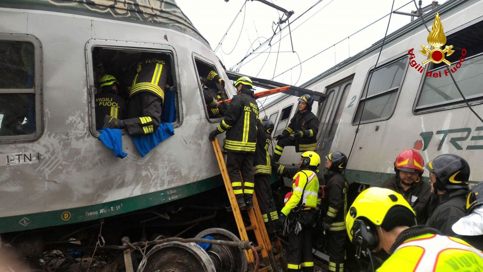 Accidente de tren en MIlán - tres muertos y cientos de heridos al descarrilar un tren