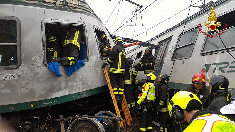 Tres muertos y cientos de heridos al descarrilar un tren en Milán
