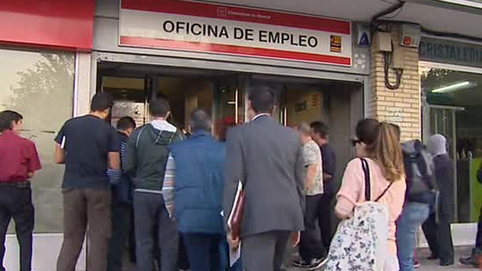 Informativo 24h: El paro se redujo en 471.100 personas en 2017, aunque se ralentizó la mejora del mercado laboral  | RTVE Play