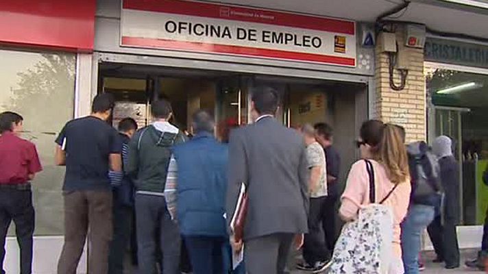 El paro se redujo en 471.100 personas en 2017, aunque se ralentizó la mejora del mercado laboral 