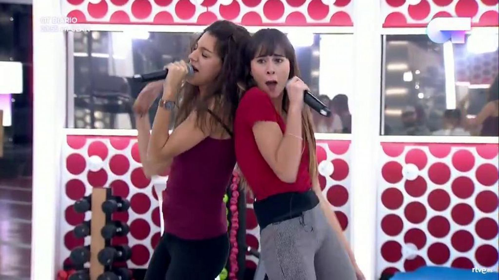 Operación Triunfo - Ana Guerra y Aitana cantan 'Lo malo' en el primer pase de micros