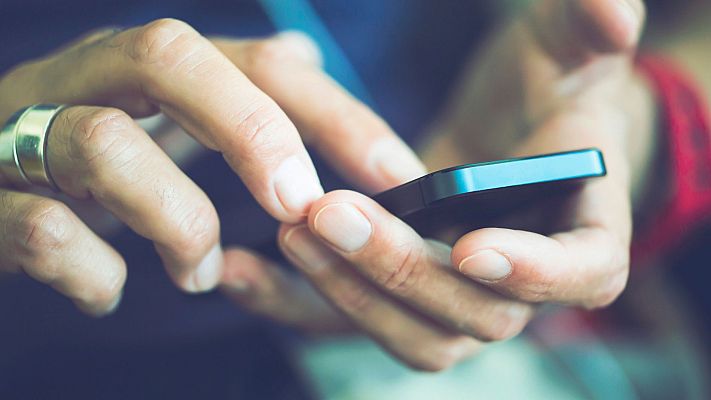 Telediario 1 - Condenada una tienda por vender un móvil de segunda mano con fotos de su primera dueña