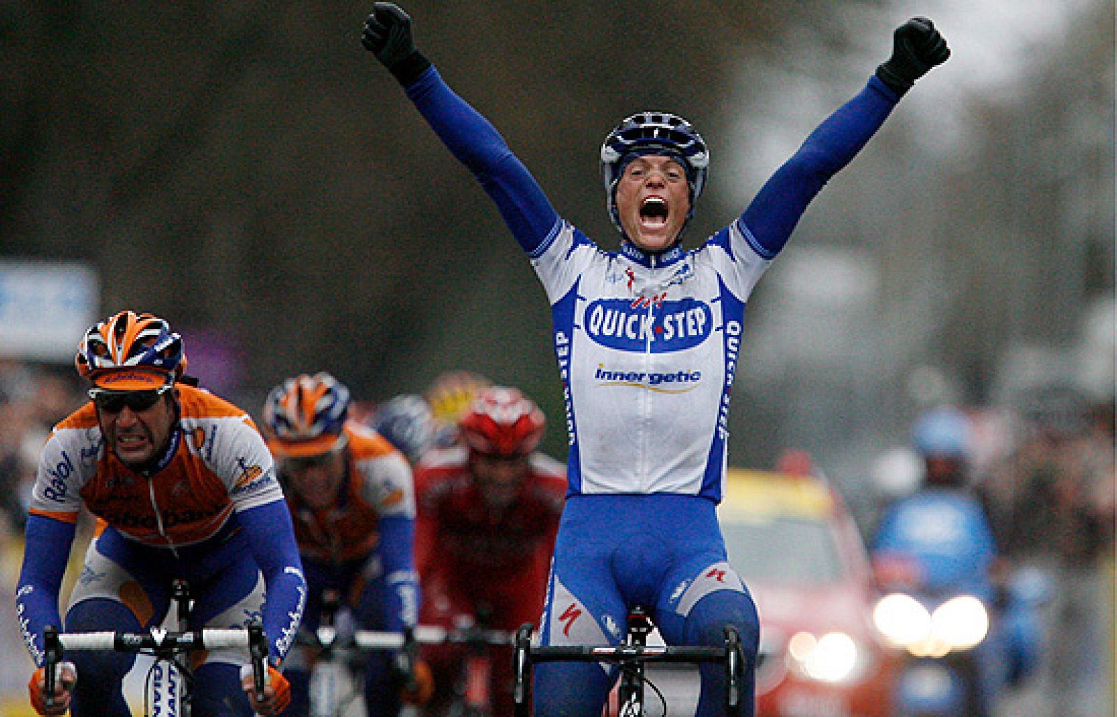 El francés Sylvain Chavanel se ha llevado la tercera etapa de la París-Niza y desplaza a Contador del liderato.