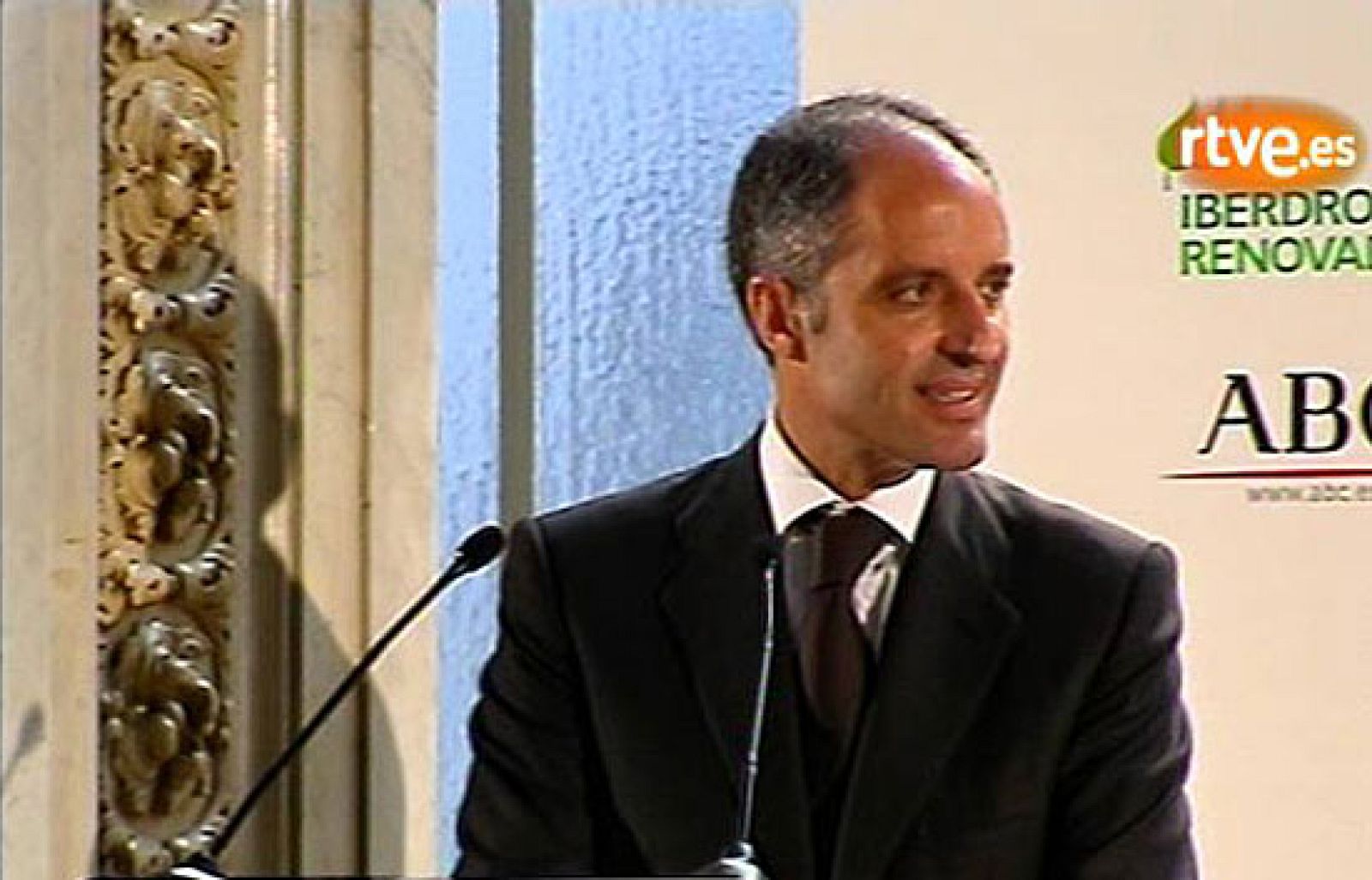 El presidente de la Generalitat valenciana, Francisco Camps, ha asegurado en el Foro ABC que se paga sus propios trajes, en respuesta a las acusaciones del juez Garzón de que uno de los implicados en el caso Gürtel le compró trajes a cambio de la con