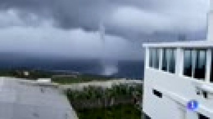 Telediario 1 - El temporal de viento, lluvia y nieve pone en alerta a Canarias y la costa andaluza