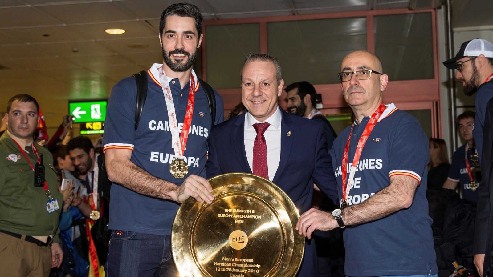 La selección española de balonmano desata la locura en Barajas