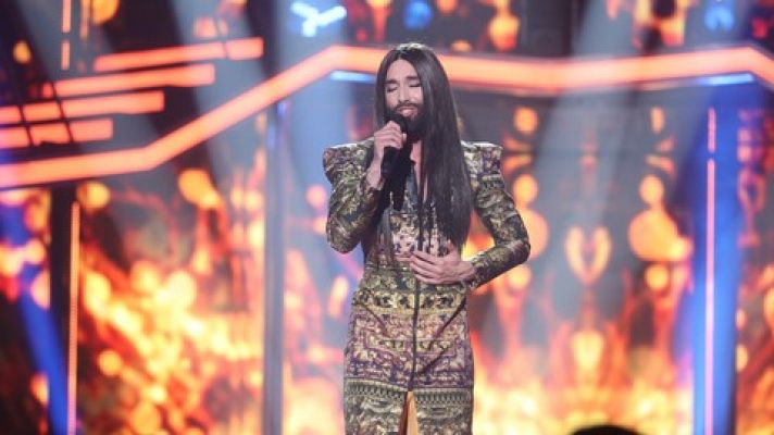 Conchita Wurst canta 'Rise like a phoenix'