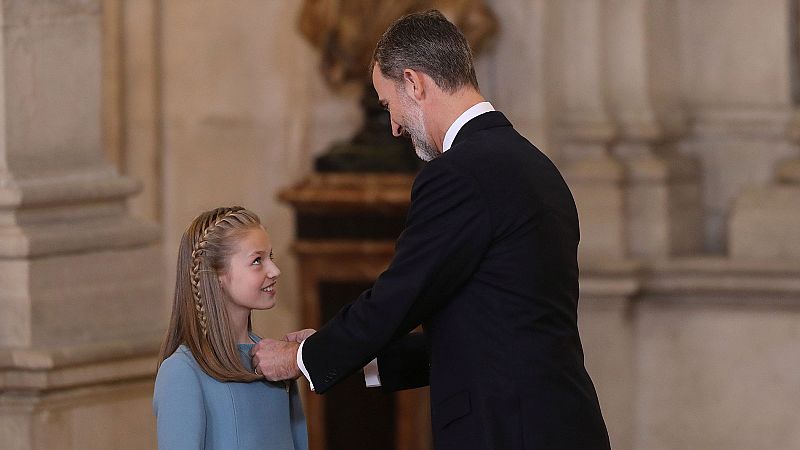 Felipe VI impone el Toisón de Oro a la princesa de Asturias