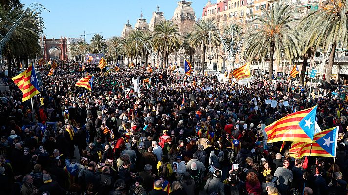 Informativo 24h - Manifestantes independentistas rompen el cordón de los Mossos y se plantan ante el Parlament