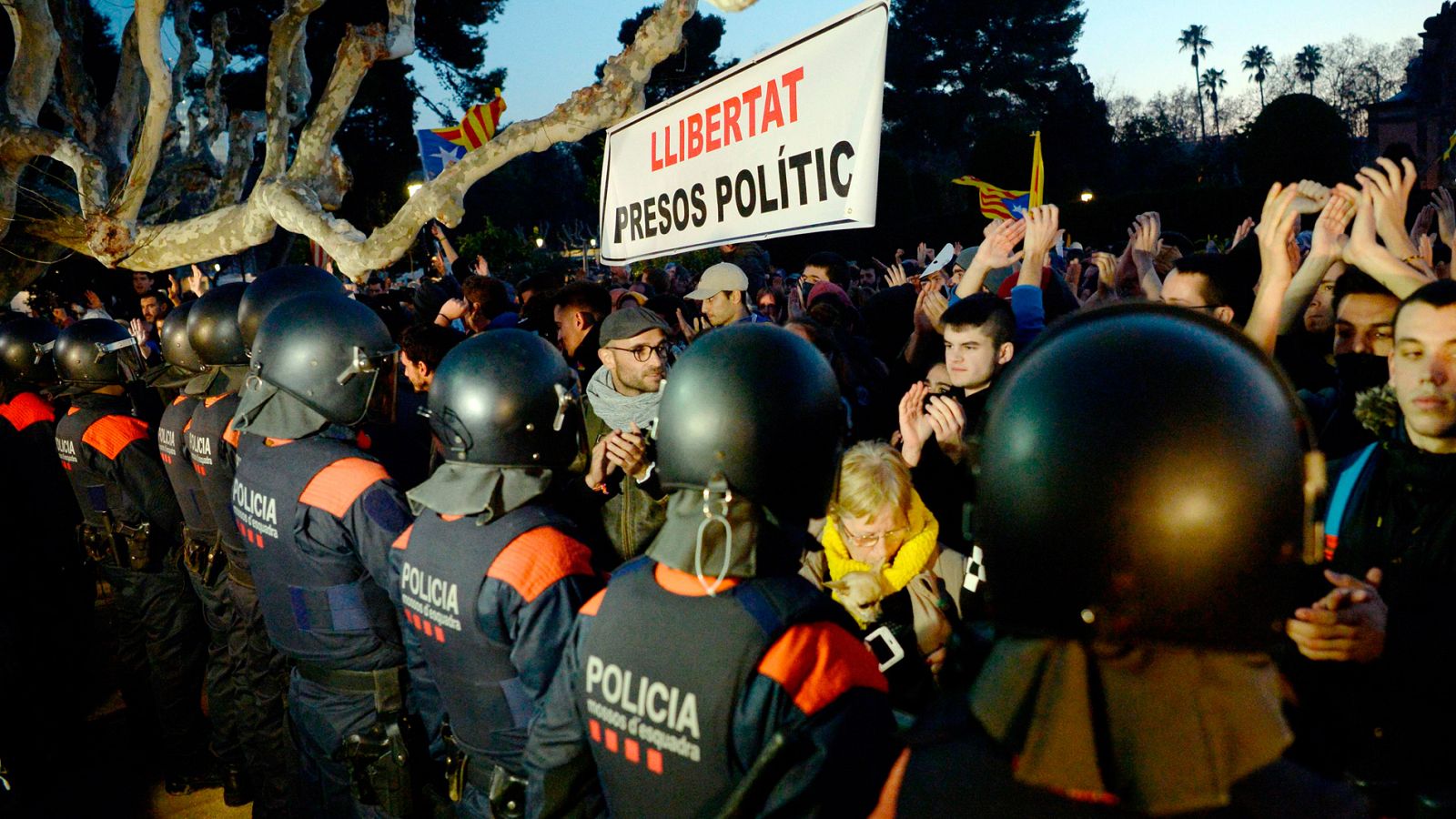Tensión en los accesos al Parlament con enfrentamientos entre algunos manifestantes y los Mossos
