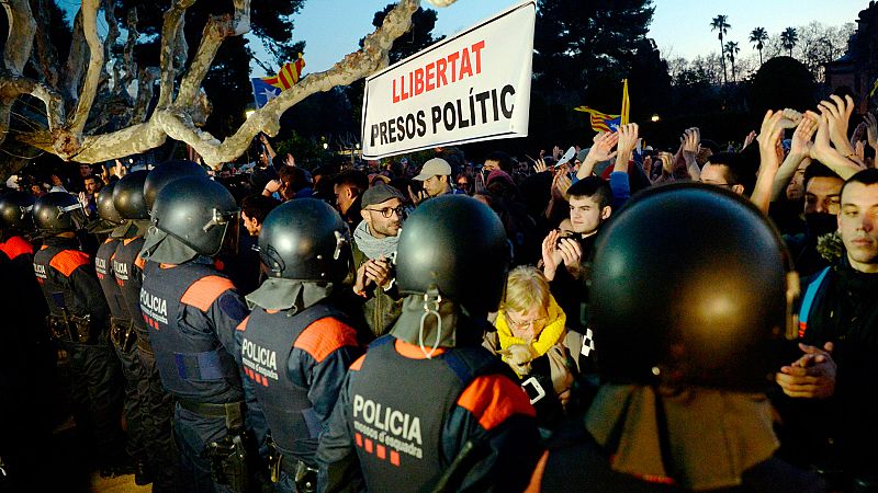 Tensión en los accesos al Parlament con enfrentamientos entre algunos manifestantes y los Mossos