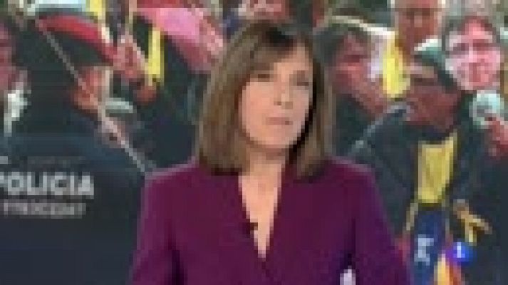 Telediario 1 - Manifestantes independentistas rompen el cordón policial del Parlament y exigen la investidura de Puigdemont