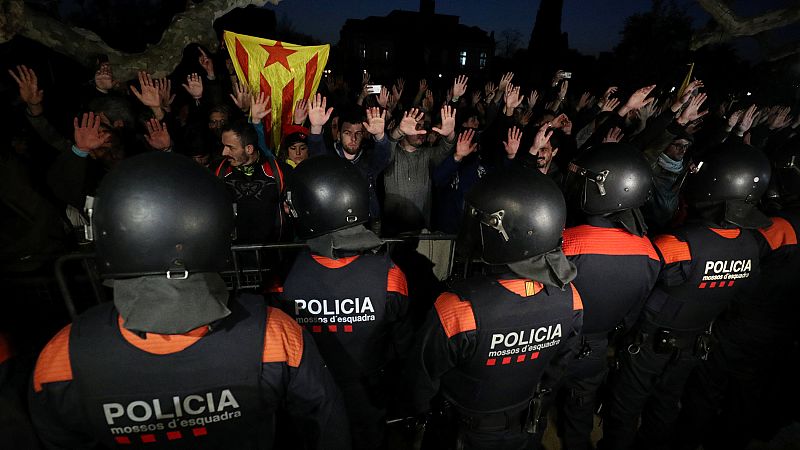 Manifestantes independentistas rompen el cordón policial del Parlament y exigen la investidura de Puigdemont