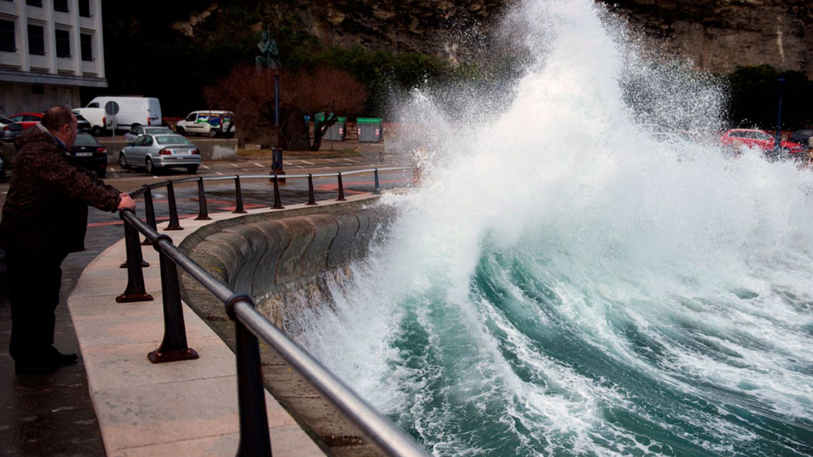 El tiempo: Cielo cubierto en general y lluvias fuertes en Cantábrico y Canarias | RTVE Play