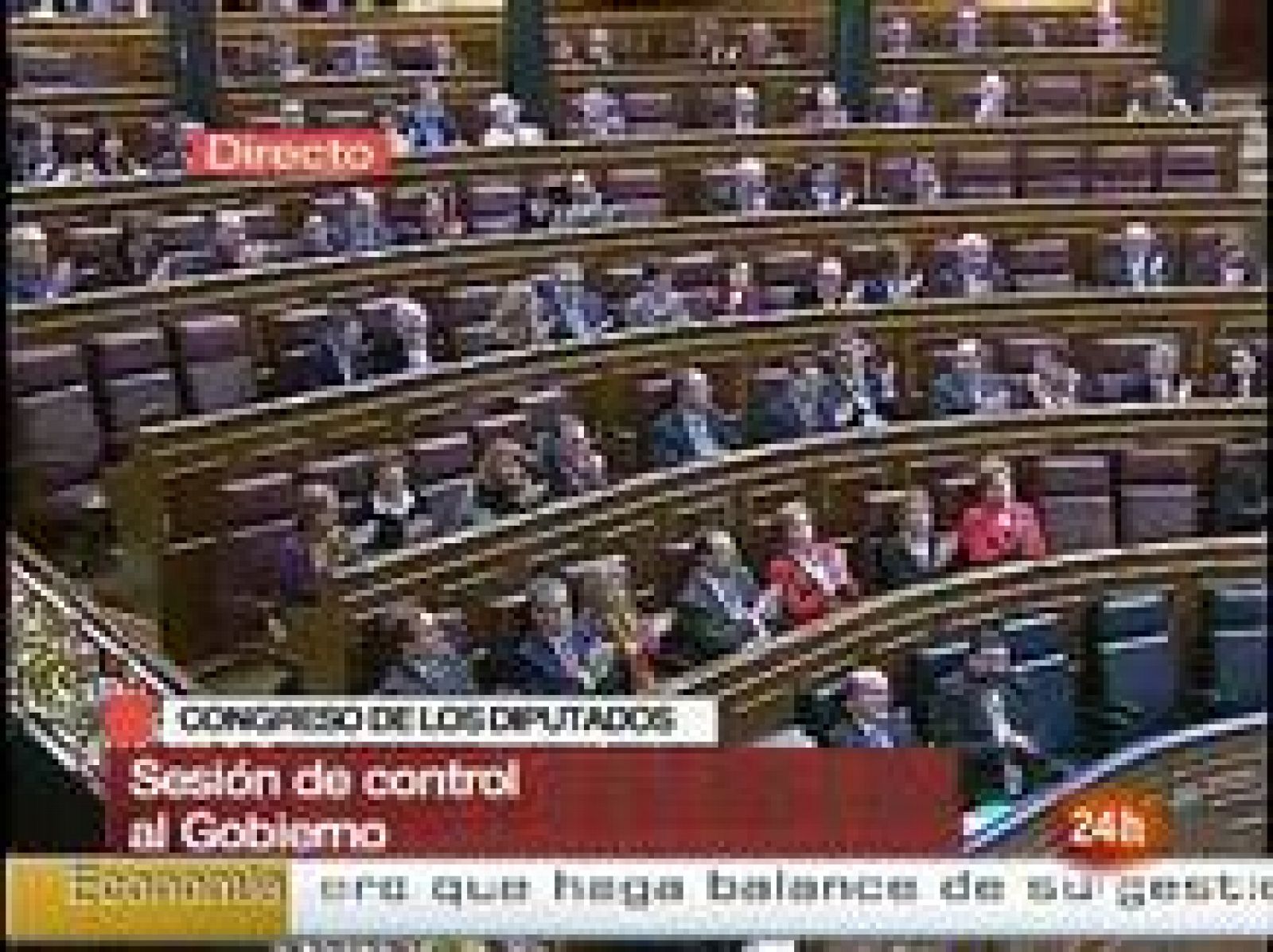 El líder de la oposición, Mariano Rajoy, ha exigido al presidente del Gobierno que cese a su equipo económico durante la sesión de control al Gobierno. 