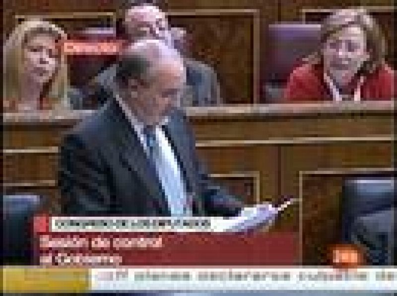 El vicepresidente económico del Gobierno, Pedro Solbes, ha asegurado que no tiene intención de dejar su cargo porque está "cómodo y satisfecho" en el Ministerio.