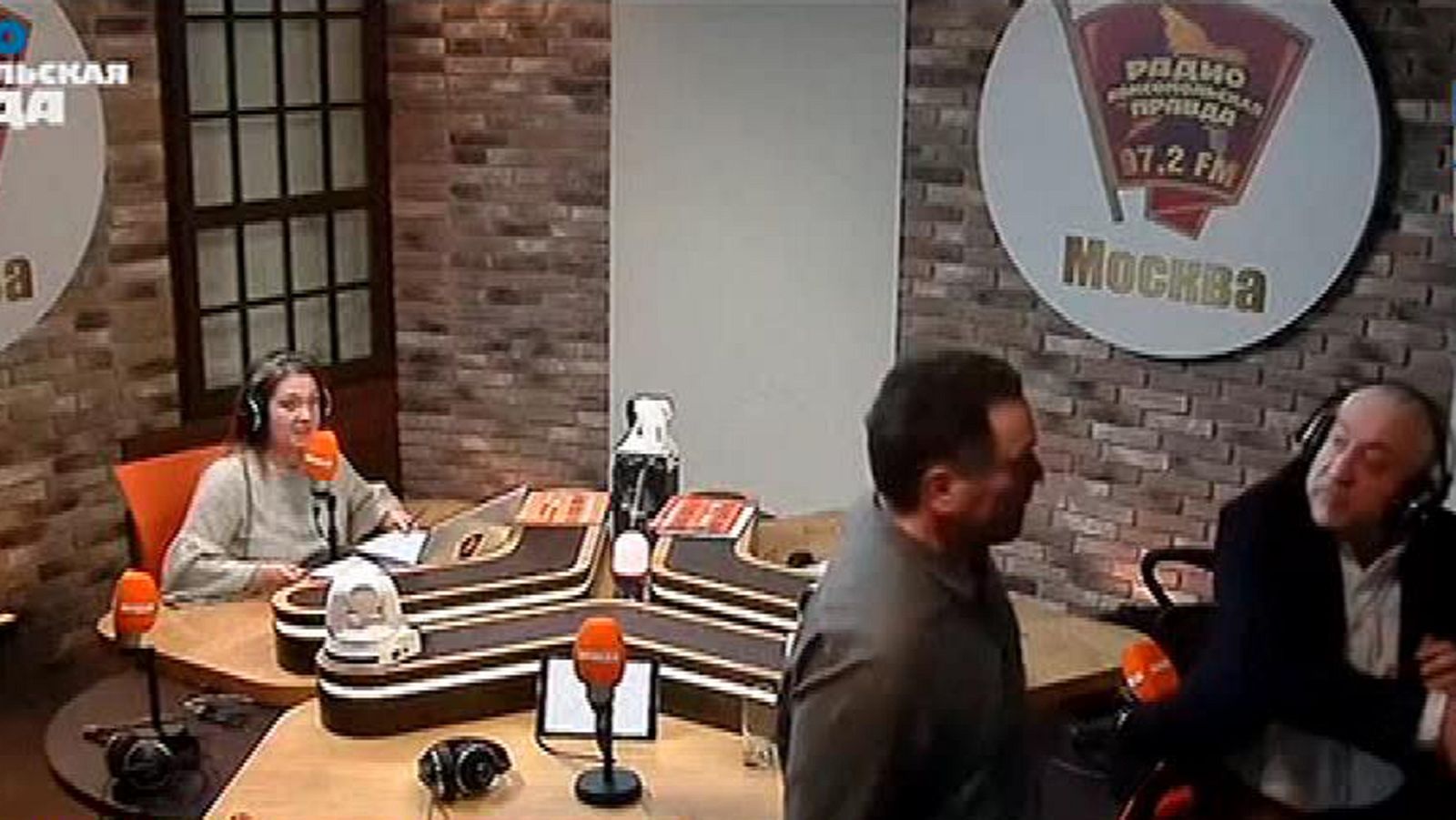 Rusia : Pelea entre dos periodistas rusos por Stalin | Ver