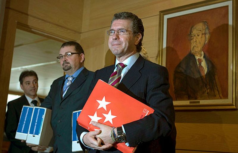 Granados acusa de "mentir y calumniar" a la oposición sobre la supuesta trama de espionaje. 