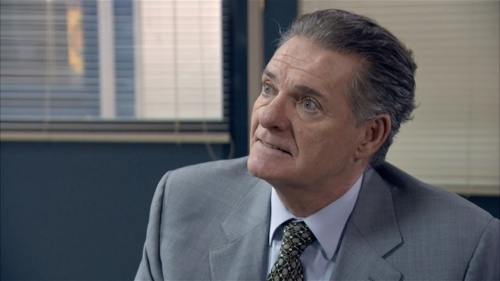 Servir y proteger - El Doctor Ballester esconde algo sobre la operación de Katia